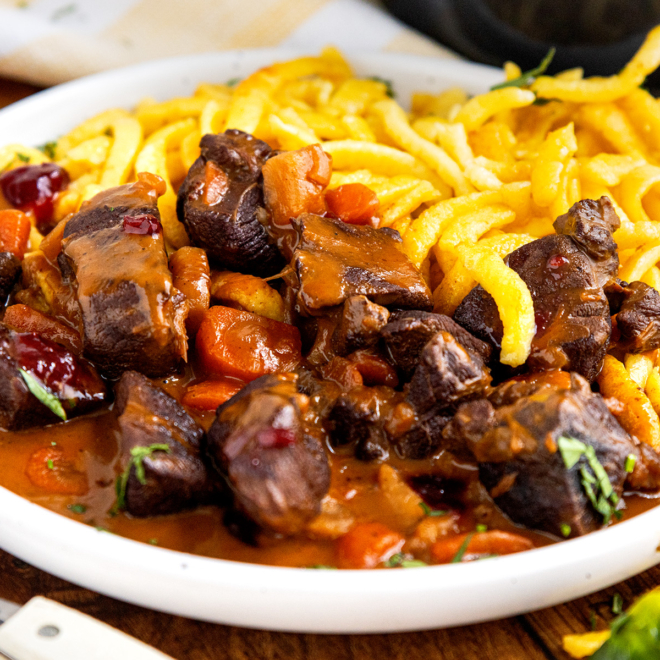 Gulasch: Deftige Rezepte mit Schwein, Rind, Geflügel &amp; Wild