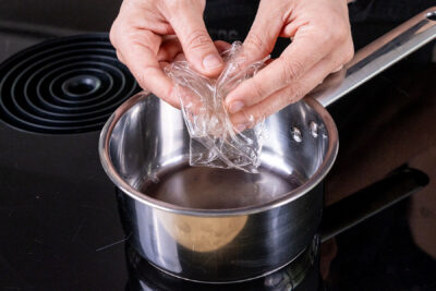 Gelatine in den Topf geben