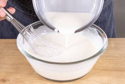 Gelatinegemisch zur Creme geben