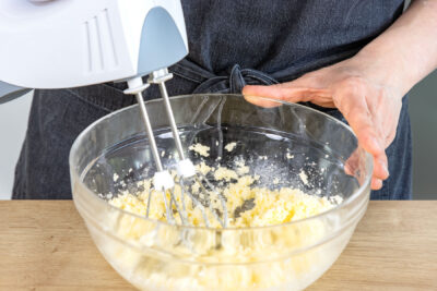 Butter mit Zucker und Salz aufschlagen