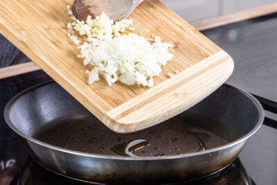 Zwiebelwürfel anbraten