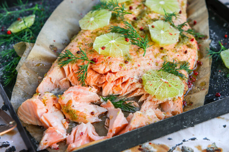Lachs mit Haut im Ofen saftig garen