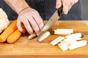 Spargel schneiden