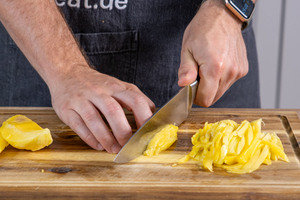Mango in Streifen schneiden