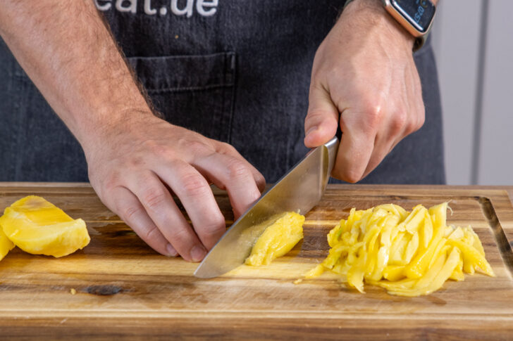 Mango in Streifen schneiden
