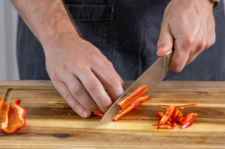 Paprika in Streifen schneiden