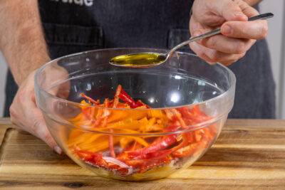 Mangosalat mit Öl würzen