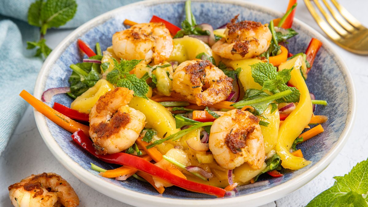 Mangosalat mit Garnelen und Rucola