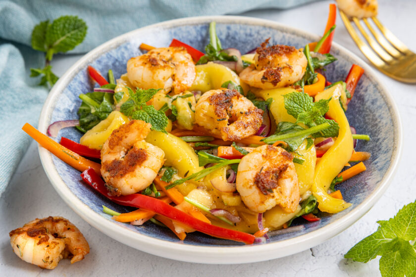 Mangosalat mit Garnelen und Rucola