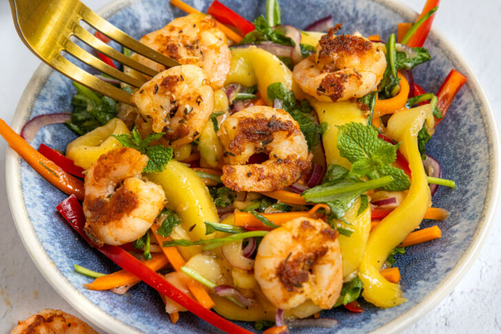 Mangosalat mit Garnelen und Rucola