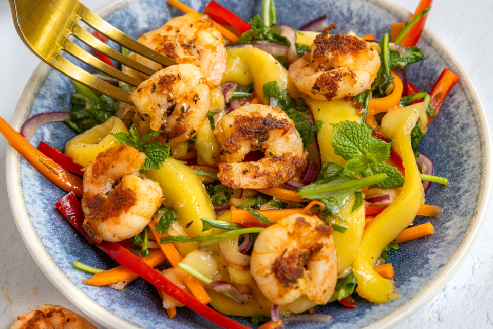 Mangosalat mit Garnelen und Rucola