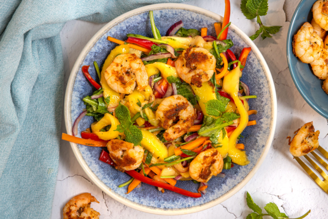 Mangosalat mit Garnelen und Rucola