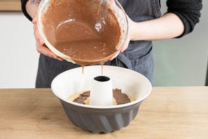 Dunklen Teig in die Form geben