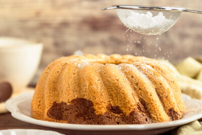 Marmorkuchen mit Puderzucker bestäuben