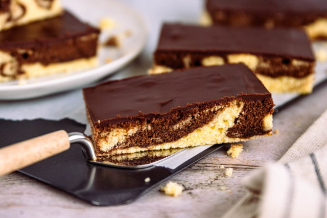 Marmorkuchen vom Blech: schnell &amp; saftig | Rezept- eat.de