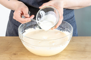 Joghurt zum Teig geben