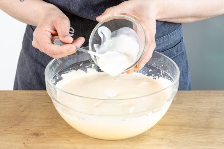 Joghurt zum Teig geben