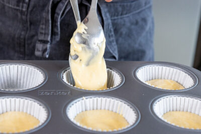hellen Teig in die Muffinförmchen geben
