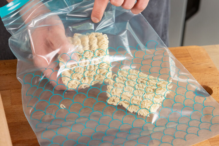 Mie-Nudeln in einen Frischhaltebeutel geben.