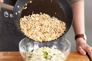 Mie-Nudeln zum Gemüse geben.