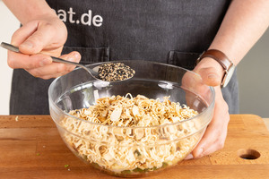 Weißen und schwarzen Sesam zugeben.