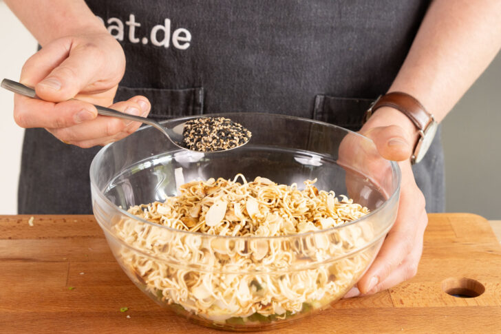 Weißen und schwarzen Sesam zugeben.