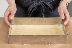 Backrahmen auf das Blech stellen