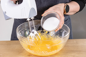 Zucker zu Eigelb geben