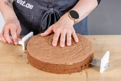 Biskuitboden für Mozarttorte teilen