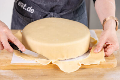 Mozarttorte mit Marzipan bedecken