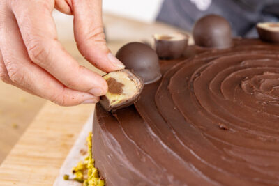 Mozarttorte mti Mozartkugeln verzieren