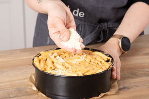 Parmesan über Nudeltorte streuen.