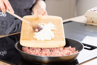 Zwiebeln zu Hackfleisch geben.