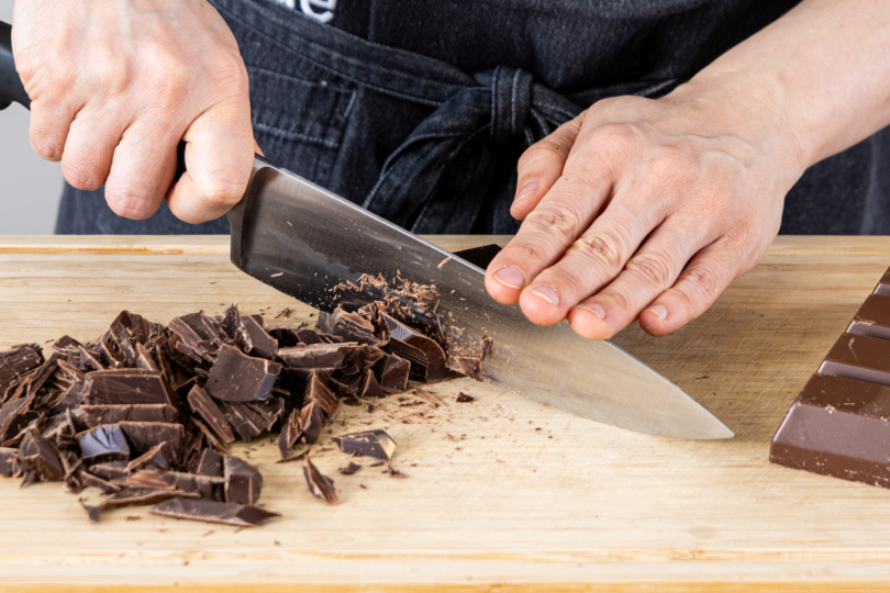 Schokolade mit einem Messer kleinhacken