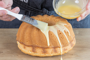 Glasur über den Kuchen geben