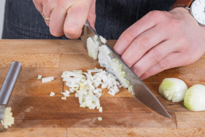 Zwiebeln und Knoblauch schneiden