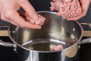 Hackfleisch im Topf anbraten