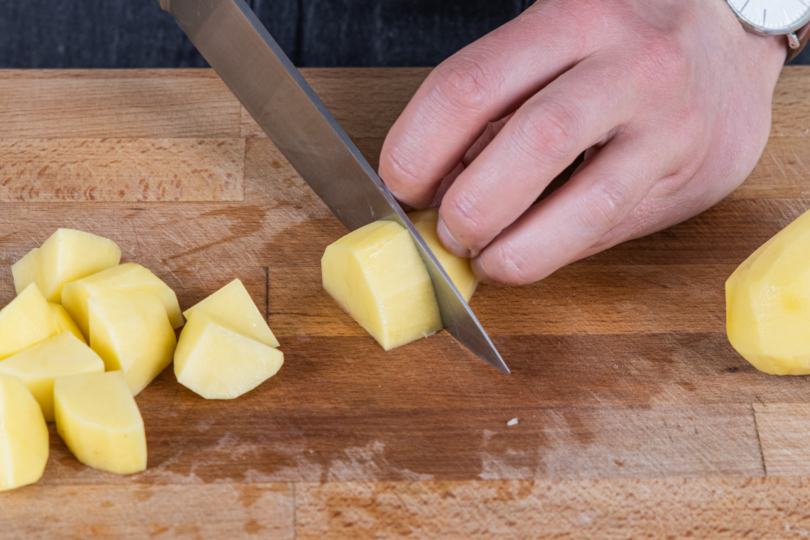 Kartoffeln in mundgerechte Stücke schneiden