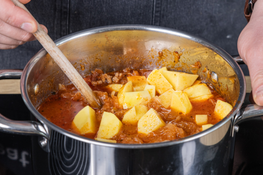 Omas Sauerkrautsuppe mit Kartoffeln und Hackfleisch | Rezept