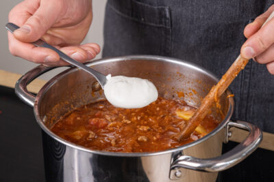 Saure Sahne zu Omas Sauerkrautsuppe geben