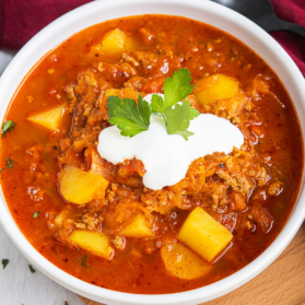 Omas Sauerkrautsuppe mit Kartoffeln und Hackfleisch