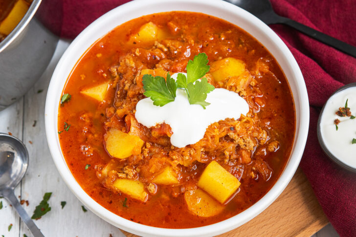 Omas Sauerkrautsuppe mit Kartoffeln und Hackfleisch