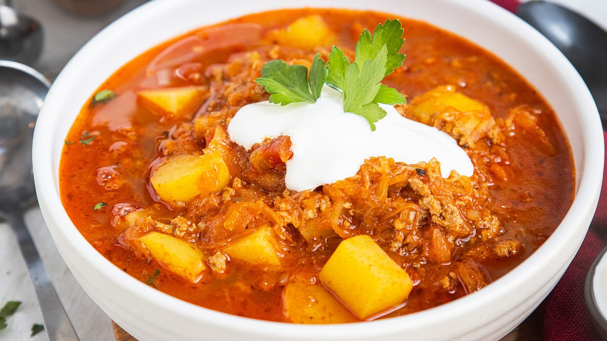 Omas Sauerkrautsuppe mit Kartoffeln und Hackfleisch | Rezept - eat.de