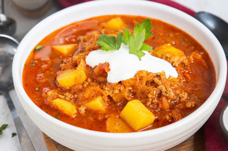 Omas Sauerkrautsuppe mit Kartoffeln und Hackfleisch