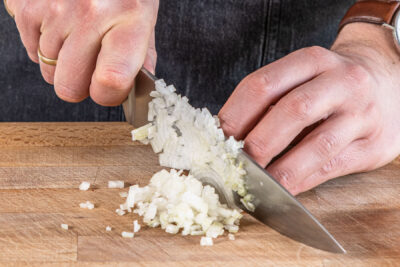 Zwiebel würfeln