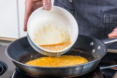 Eier in die Pfanne geben