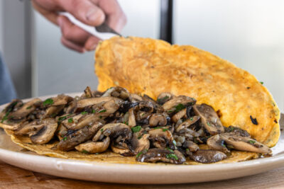 Omelett mit Champignons zusammenklappen