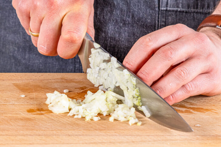 Zwiebel würfeln