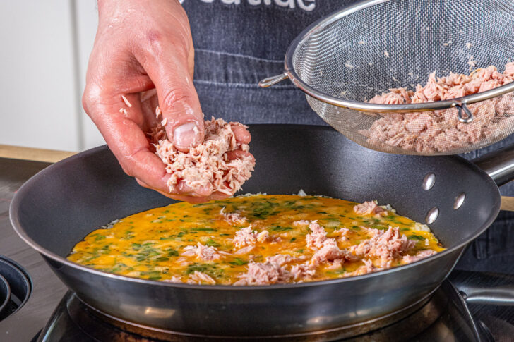 Thunfisch in die Pfanne geben