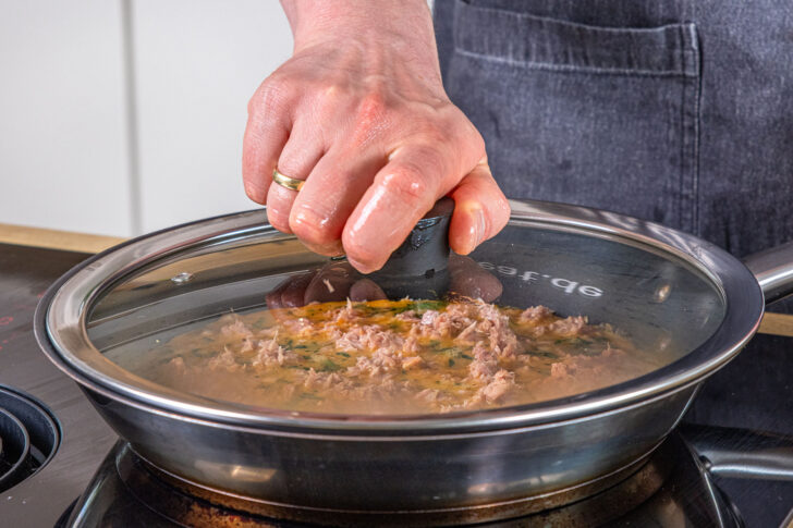 Thunfisch-Omelett abdecken